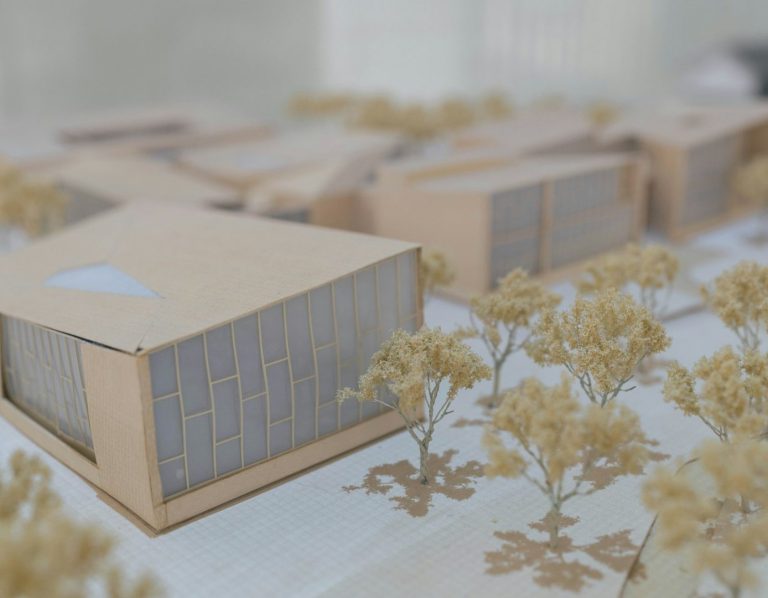 Gebäude Modell Modell eines modernen Gebäudes mit Palisaden und Bäumen aus Papier.